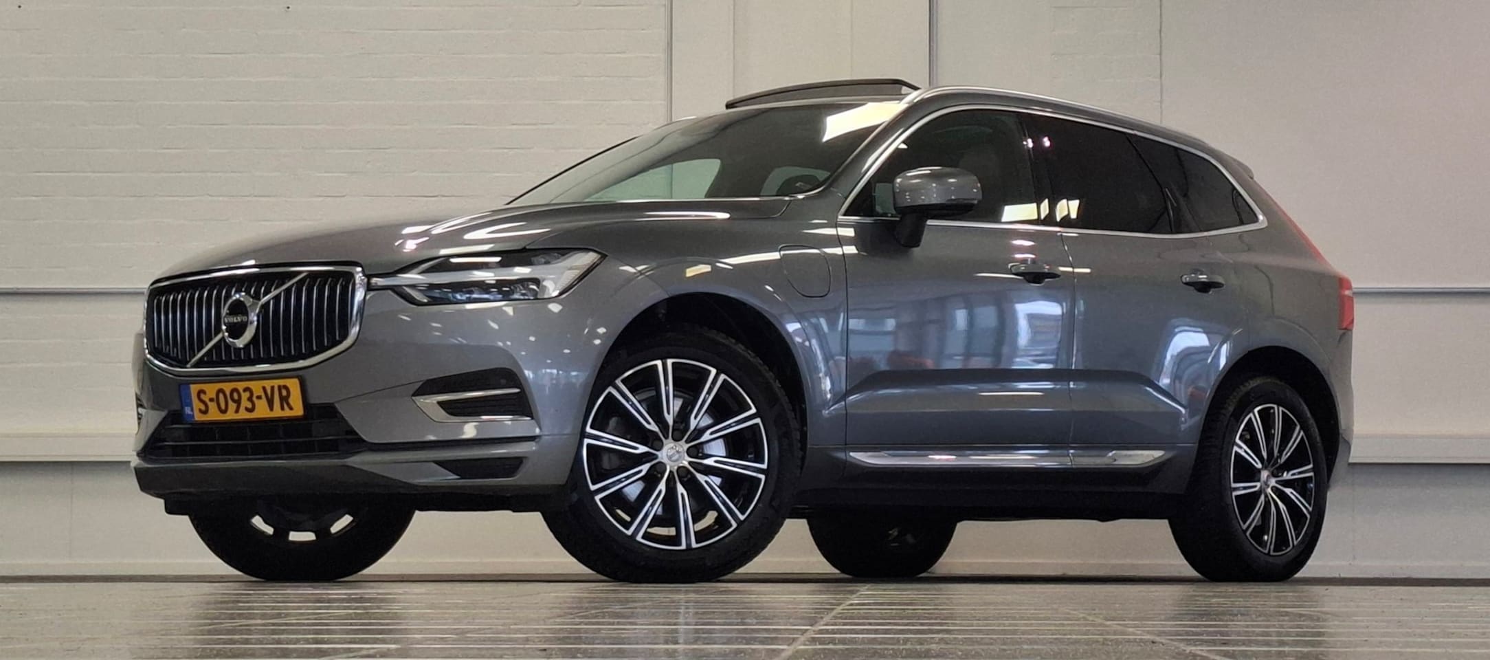 Volvo XC60 - 2.0 T8 Twin Engine AWD Momentum Pano Luxe leer Elek klep SOH 79% Vol! - AutoWereld.nl
