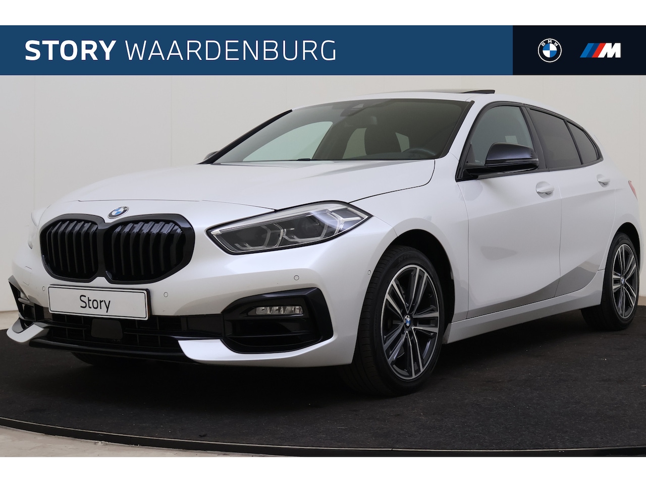 BMW 1-serie - 118i Sport Line Automaat / Panoramadak / Sportstoelen / Achteruitrijcamera / Comfort Acces - AutoWereld.nl