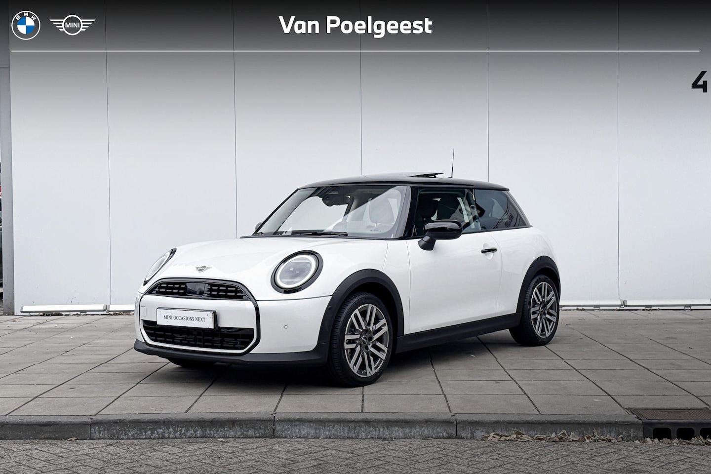 MINI 3-Deurs - Cooper C Favoured Schuifdak / Stuurwielrandverwarming / Head Up Display / Acteruitrijcamer - AutoWereld.nl