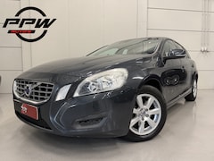 Volvo V60 - T3 150pk Kinetic NAVI/LEER/TREKHAAK/LED/ECC/CRUISE/HIGH PERF AUDIO/PERFECT ONDERHOUDEN, NE