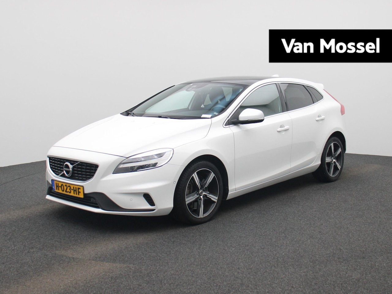 Volvo V40 - 2.0 D3 Polar+ Sport AUTOMAAT | PANORAMADAK | TREKHAAK | R-DESIGN | NAVIGATIE | CRUISE | CL - AutoWereld.nl