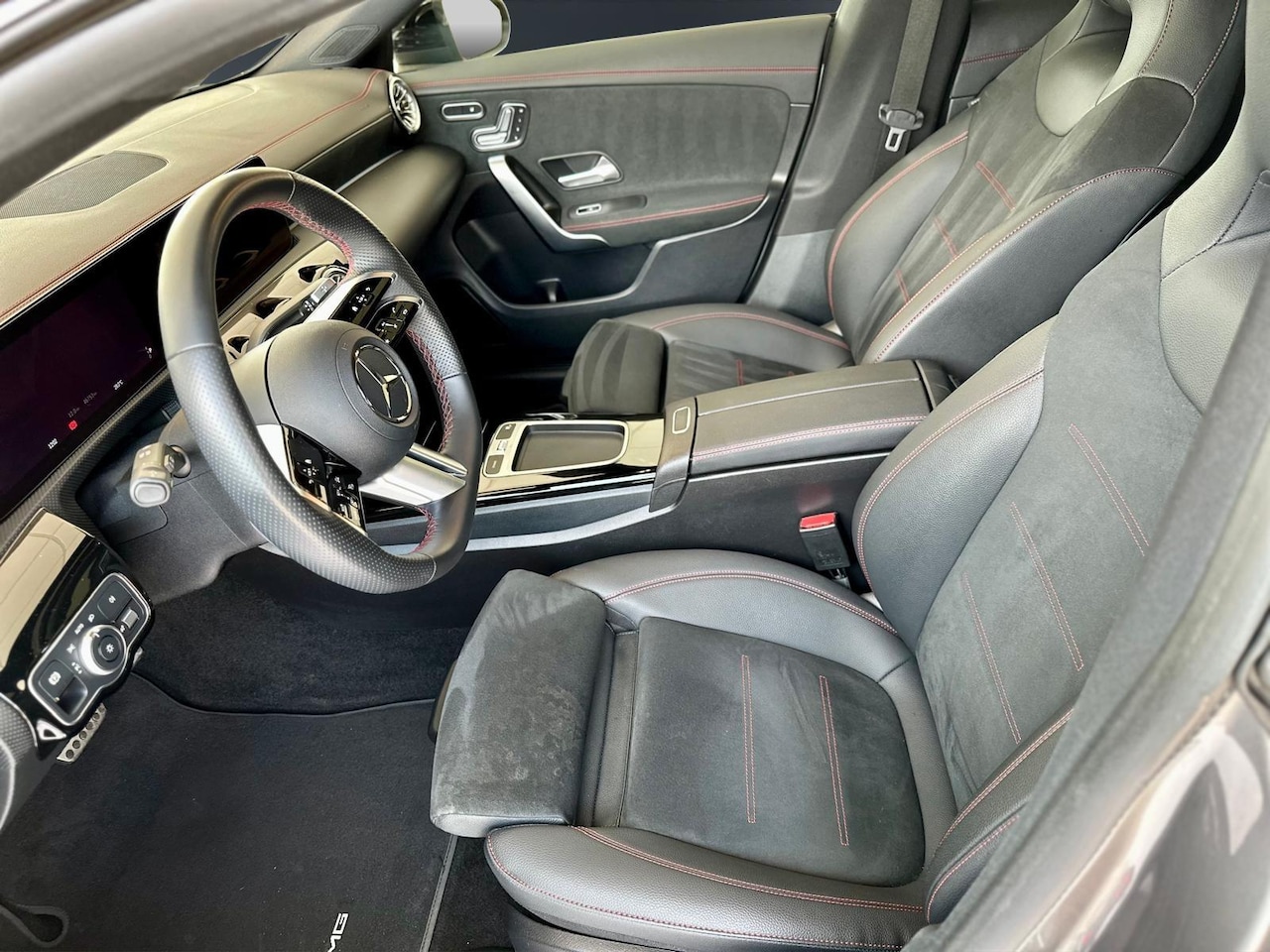 Mercedes-Benz CLA-klasse Shooting Brake - 180 Star Edition AMG Plus | Pano | 19 inch | HUD | Keyless | Memory | Sfeerverlichting