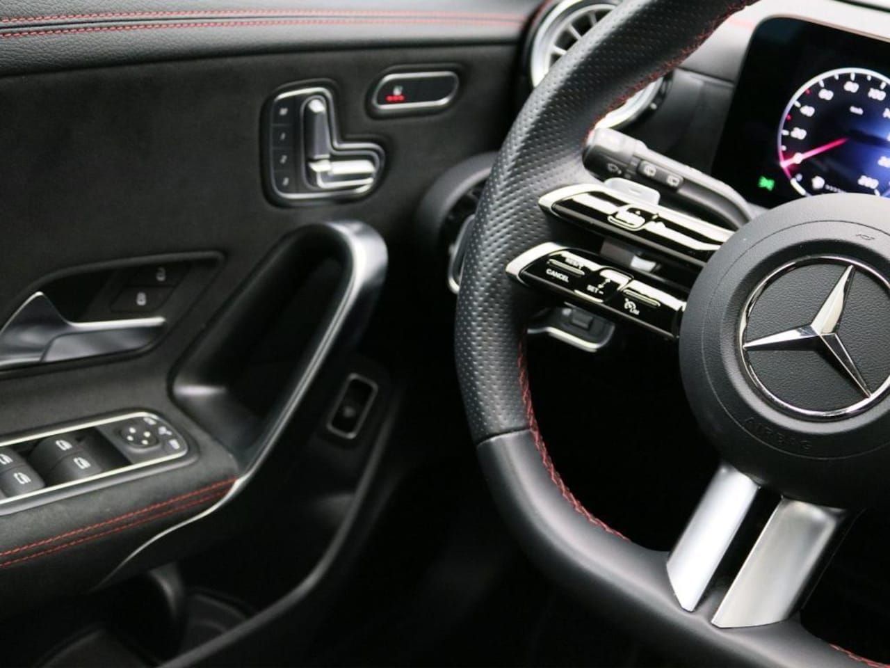 Mercedes-Benz CLA-klasse Shooting Brake - 180 Star Edition AMG Plus | Pano | 19 inch | HUD | Keyless | Memory | Sfeerverlichting
