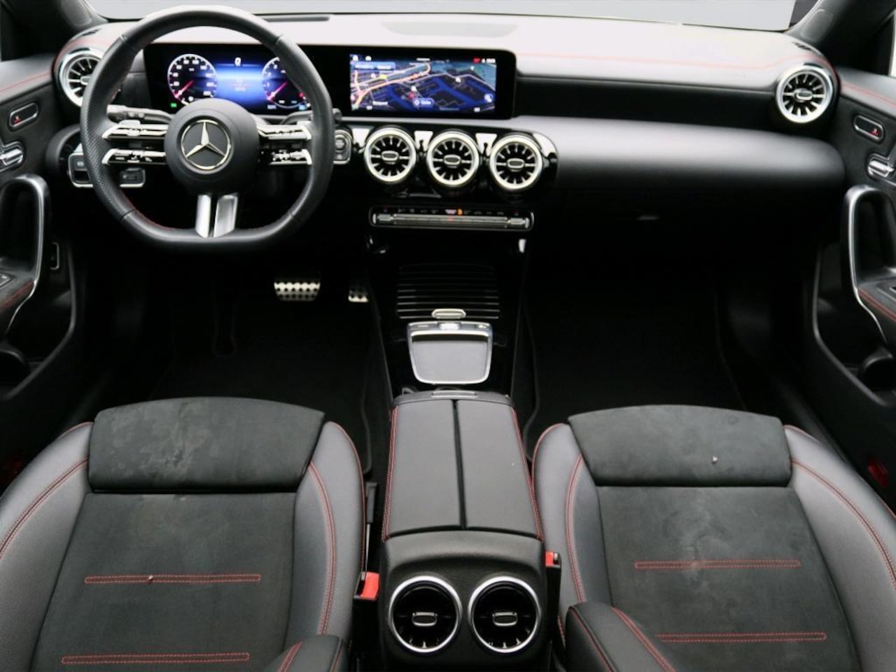 Mercedes-Benz CLA-klasse Shooting Brake - 180 Star Edition AMG Plus | Pano | 19 inch | HUD | Keyless | Memory | Sfeerverlichting