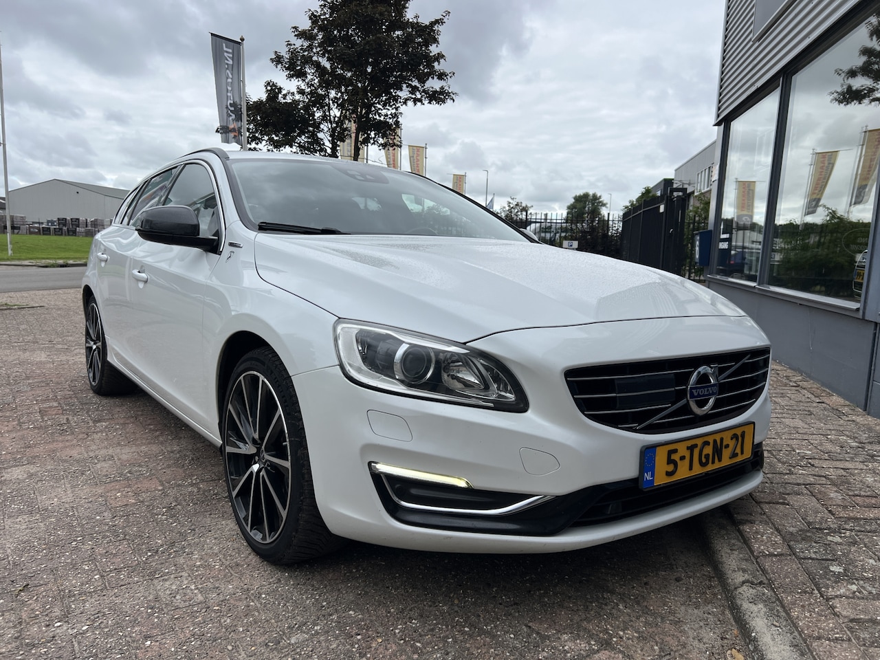 Volvo V60 - 2.4 D6 AWD Plug-In Hybrid Summum 2.4 D6 AWD Plug-In Hybrid Summum - AutoWereld.nl