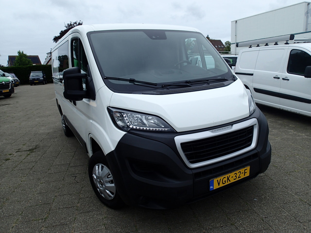 Peugeot Boxer - 335 2.2 BlueHDi 165 L2H1 Premium 335 2.2 BlueHDi 165 L2H1 Premium - AutoWereld.nl