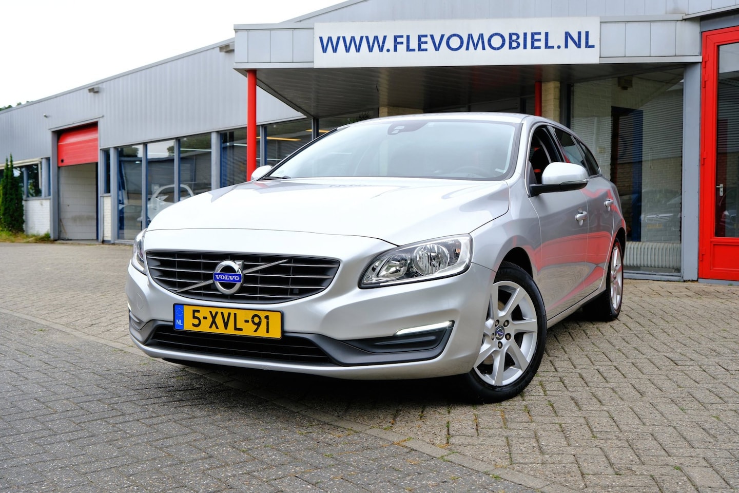 Volvo V60 - 1.6 T3 150pk Momentum Aut. Navi|Clima|LMV - AutoWereld.nl