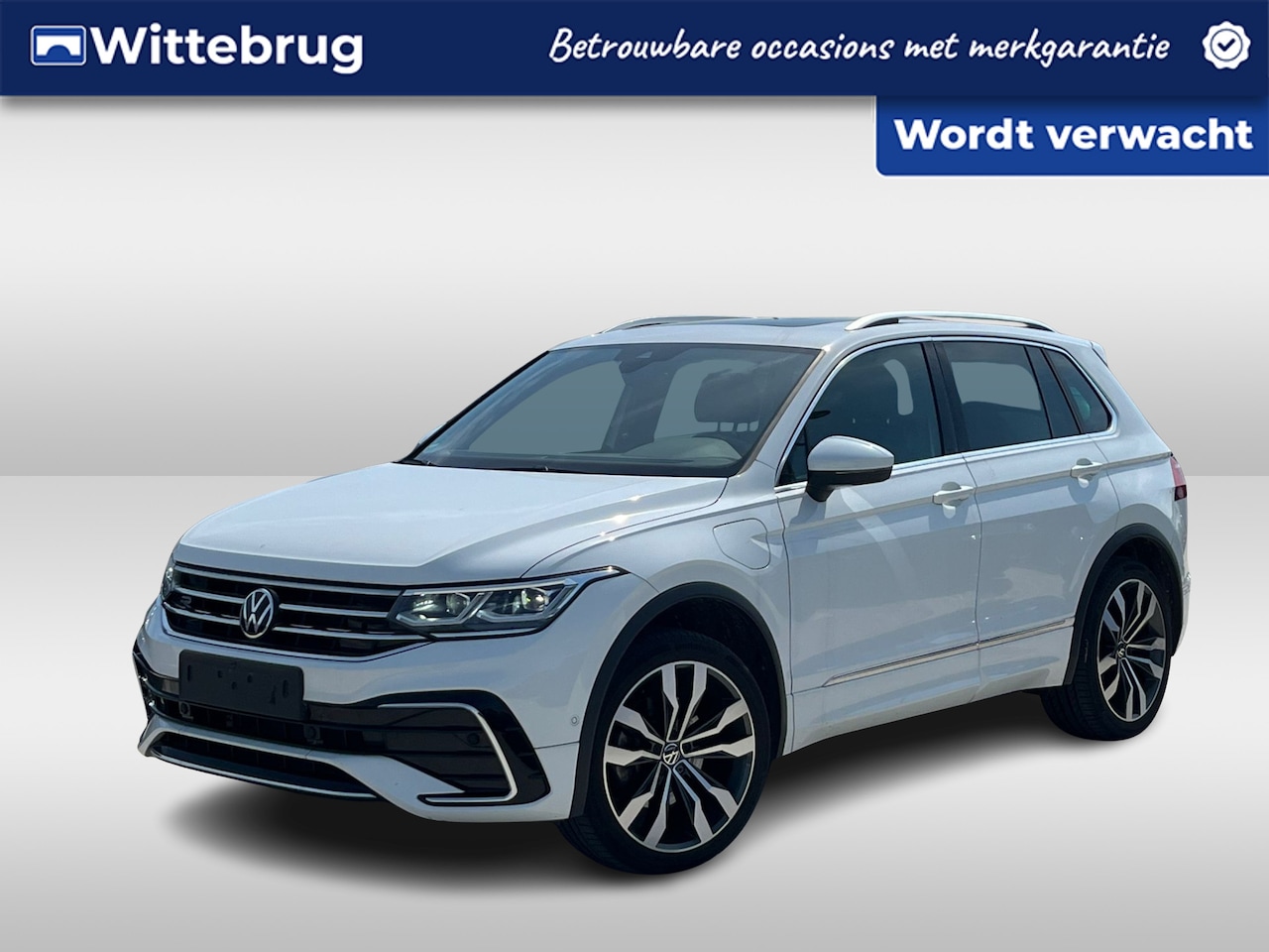 Volkswagen Tiguan - 1.4 TSI eHybrid 245PK R-Line Business+ / Panoramadak / Zwenkbare Trekhaak / IQ LED / Memor - AutoWereld.nl
