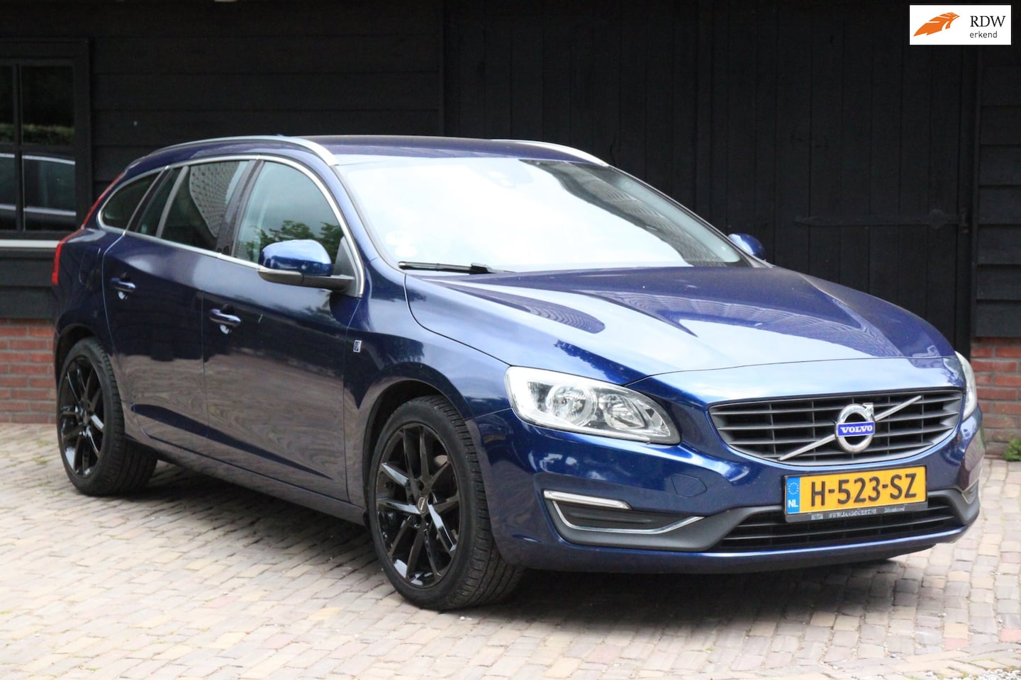 Volvo V60 - 2.0 D2 Ocean Race Leer/Parkeersensor/Navigatie/18"inch lmv - AutoWereld.nl