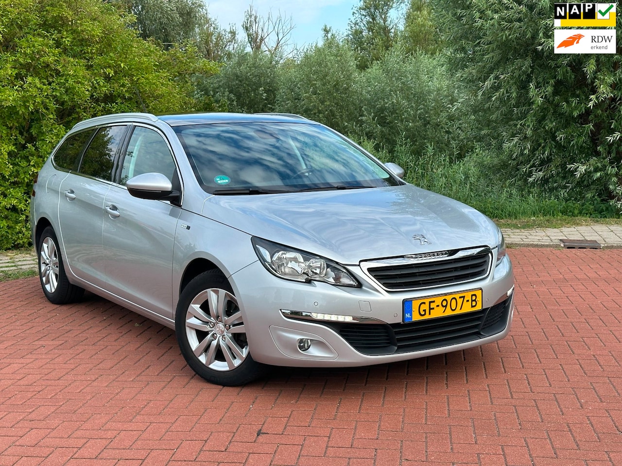 Peugeot 308 SW - 1.2 PureTech Style Pack Pano/Nap/Navi/Cam/Clima - AutoWereld.nl
