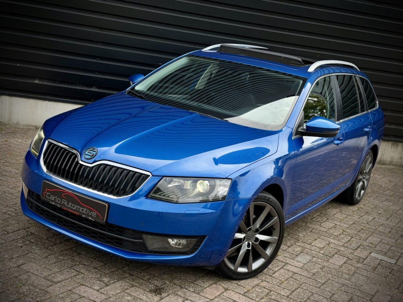 Skoda Octavia Combi - 2.0 TDI 150PK! AUT|PANO|CAMERA|CARPLAY|KEYLESS|DCC|LEER - AutoWereld.nl