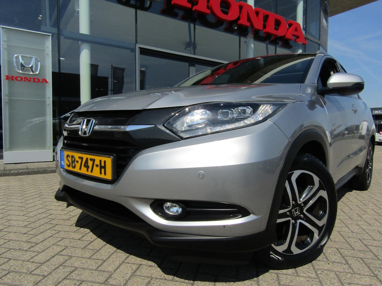 Honda HR-V - 1.5 i-VTEC 130pk CVT Executive,Trekhaak,Navi, Allweather banden - AutoWereld.nl