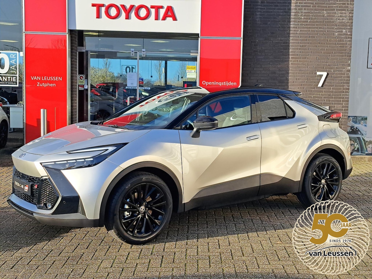 Toyota C-HR - 2.0 Plug-in Hybrid 220 GR SPORT NIEUW DIRECT LEVERBAAR STOEL/STUURWIELVERWARMING PDC DRAAD - AutoWereld.nl