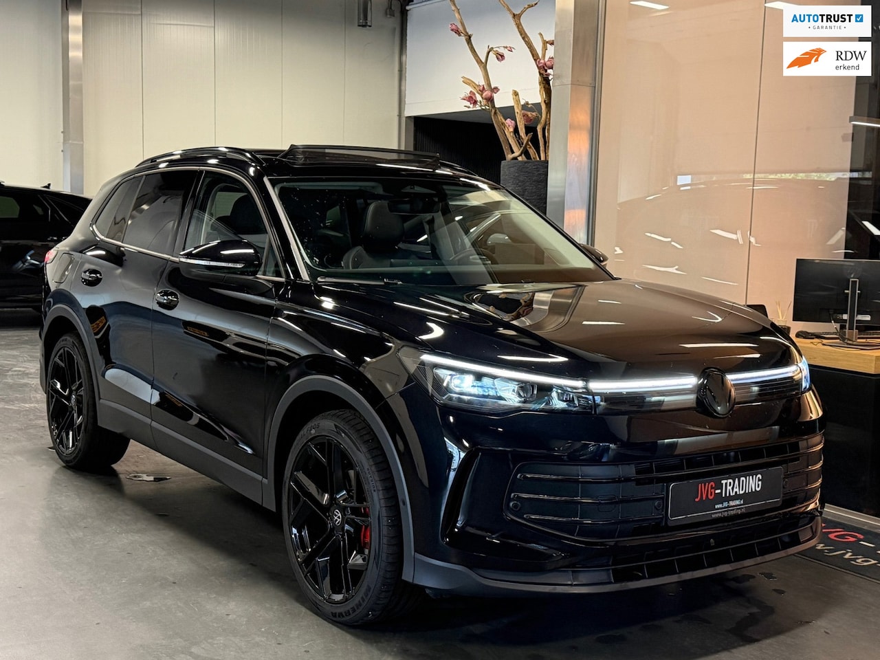 Volkswagen Tiguan - 1.5 eTSI Panorama 360Cam. Trekhaak 1e eigenaar - AutoWereld.nl
