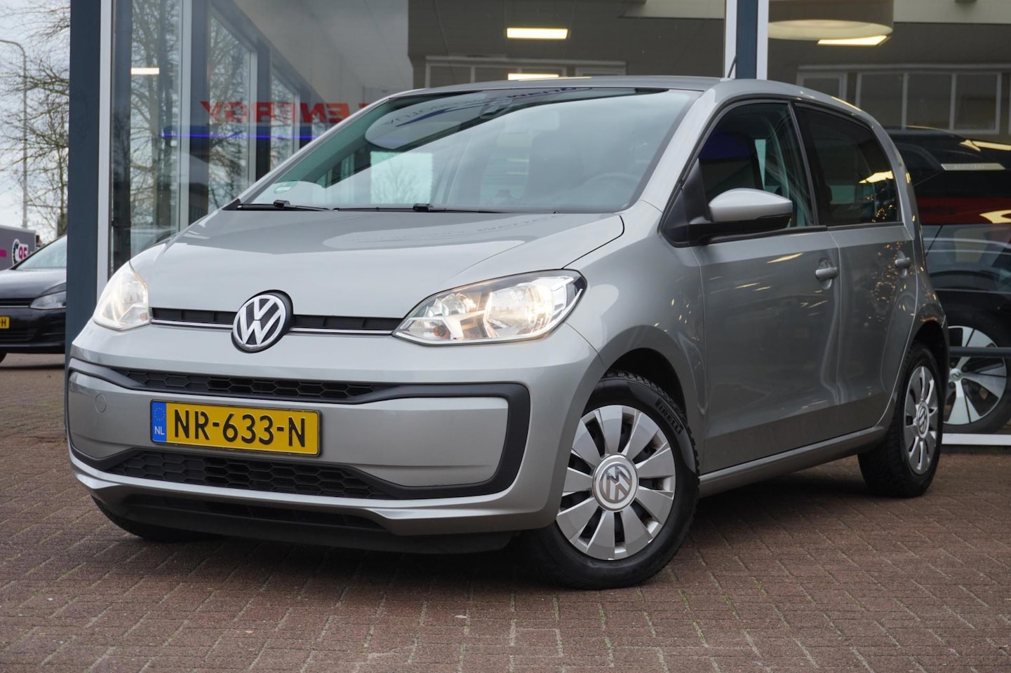 Volkswagen Up! - 1.0 BMT move up! 5deurs | Airco | 114.000km | Trekhaak | Dealerauto | Vol opties | Inruil - AutoWereld.nl