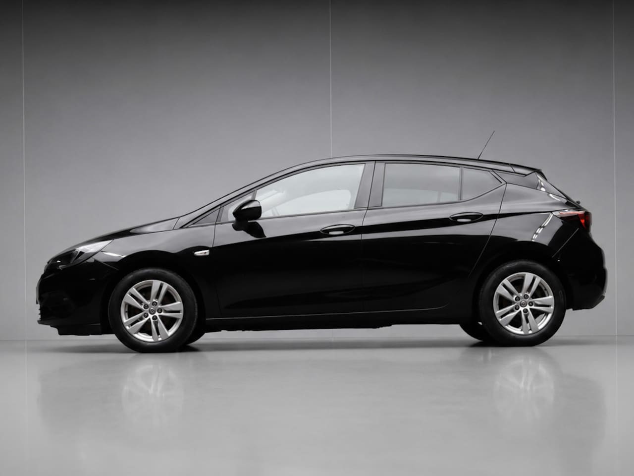 Opel Astra - 1.2 Edition Sport (APPLE CARPLAY,NAVI,PDC,CRUISE,GETINT,SPORTSTOELEN,LM VELGEN,NETTE STAAT - AutoWereld.nl