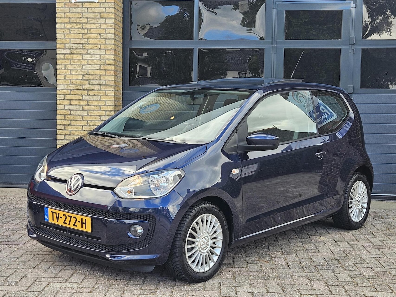 Volkswagen Up! - 1.0 high up! Panorama|Cruise|Stoelverwarming - AutoWereld.nl