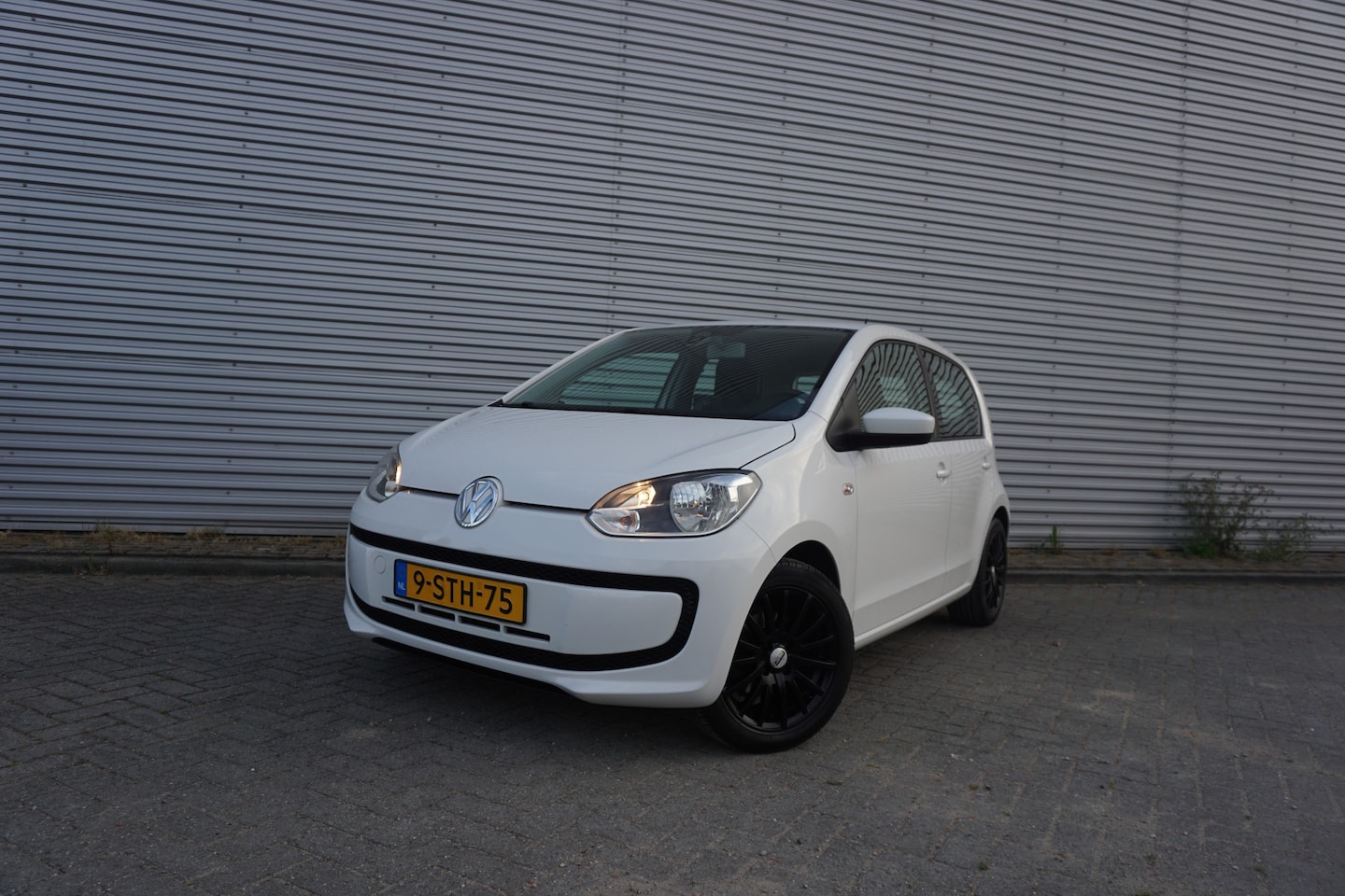 Volkswagen Up! - 1.0 move up! BlueMotion Airco / Elektr. ramen / Lm velgen / NAP - AutoWereld.nl
