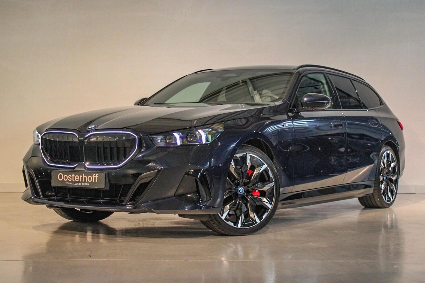 BMW 5-serie Touring - 550e xDrive M-sport PANO | 4w-best | HUD - AutoWereld.nl