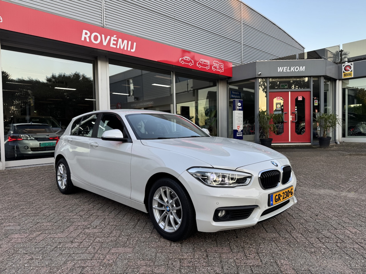 BMW 1-serie - 118i Corporate Lease Essential Clima, Led, Cruise, Bluetooth, Navi. - AutoWereld.nl