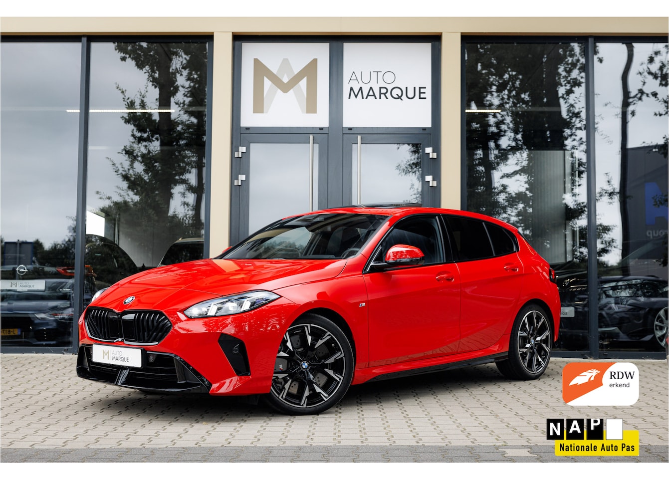BMW 1-serie - 120 | M Sport Pro | Rosso Corsa Individual | Panoramadak | Harman Kardon | Driving Assista - AutoWereld.nl
