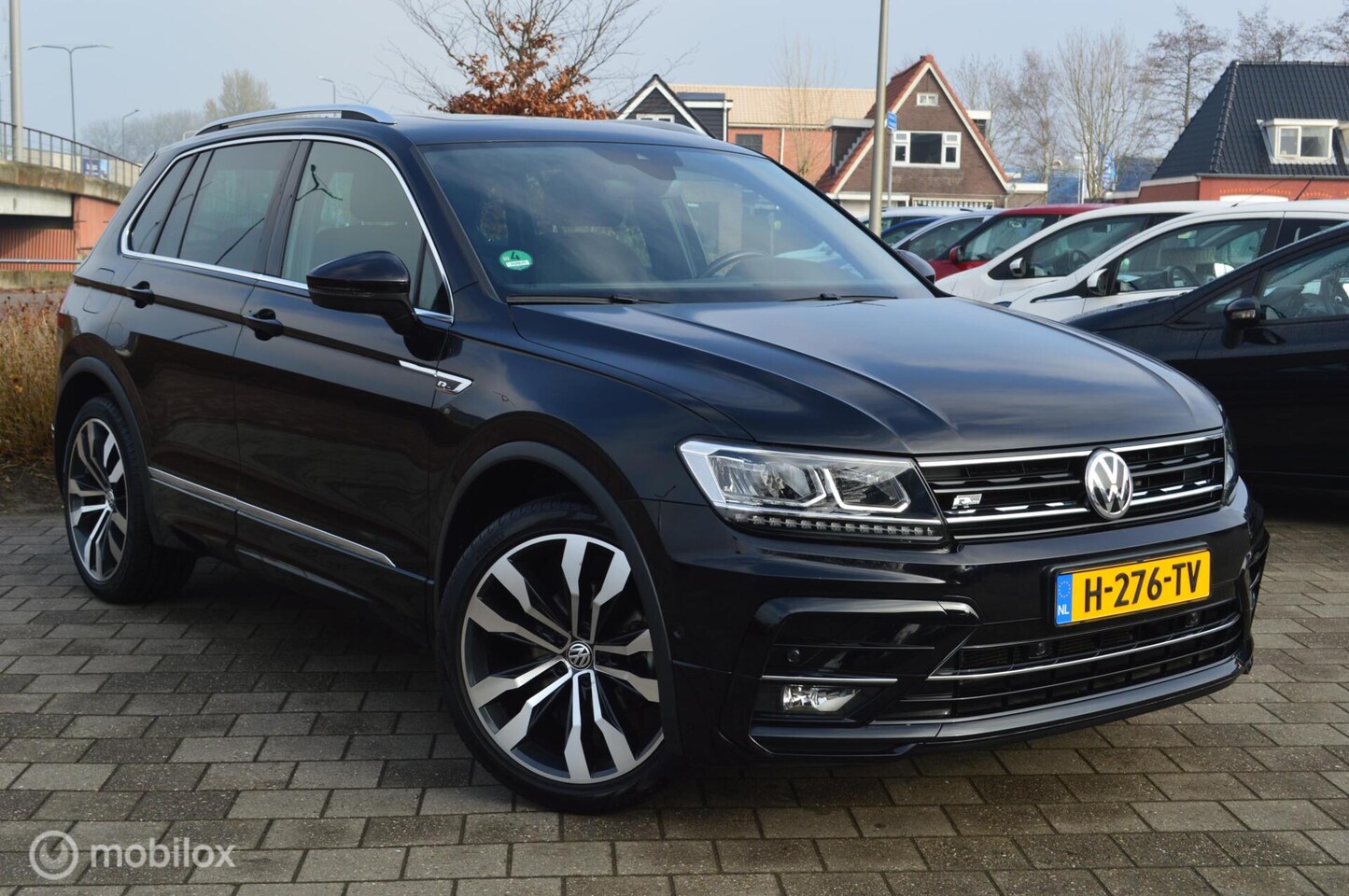 Volkswagen Tiguan - 1.5 TSI AUTOM. Highline Business R | Pano-dak | Trekhaak - AutoWereld.nl