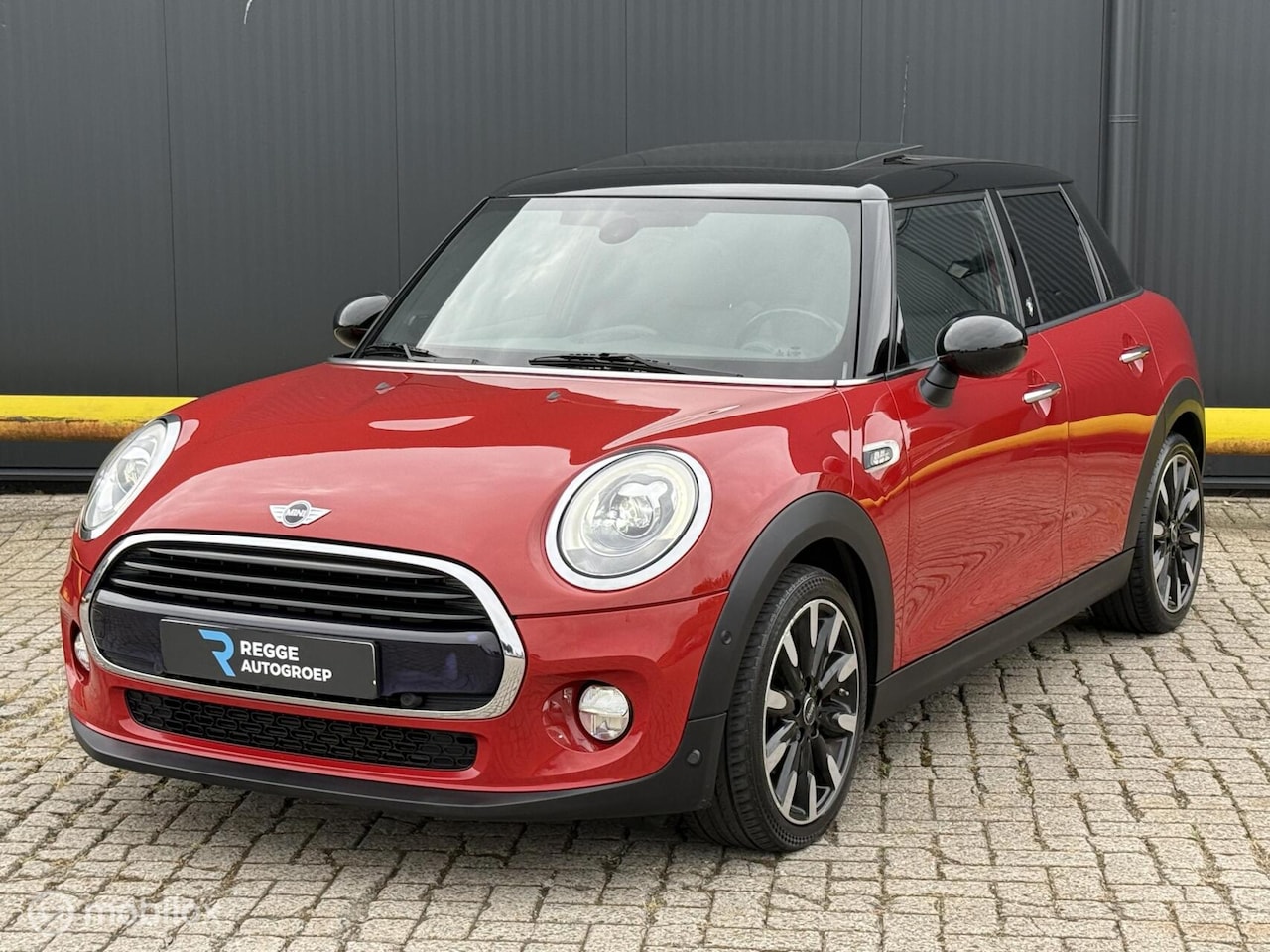 MINI 5-Deurs - 1.5 Cooper Chili Serious Business - AutoWereld.nl