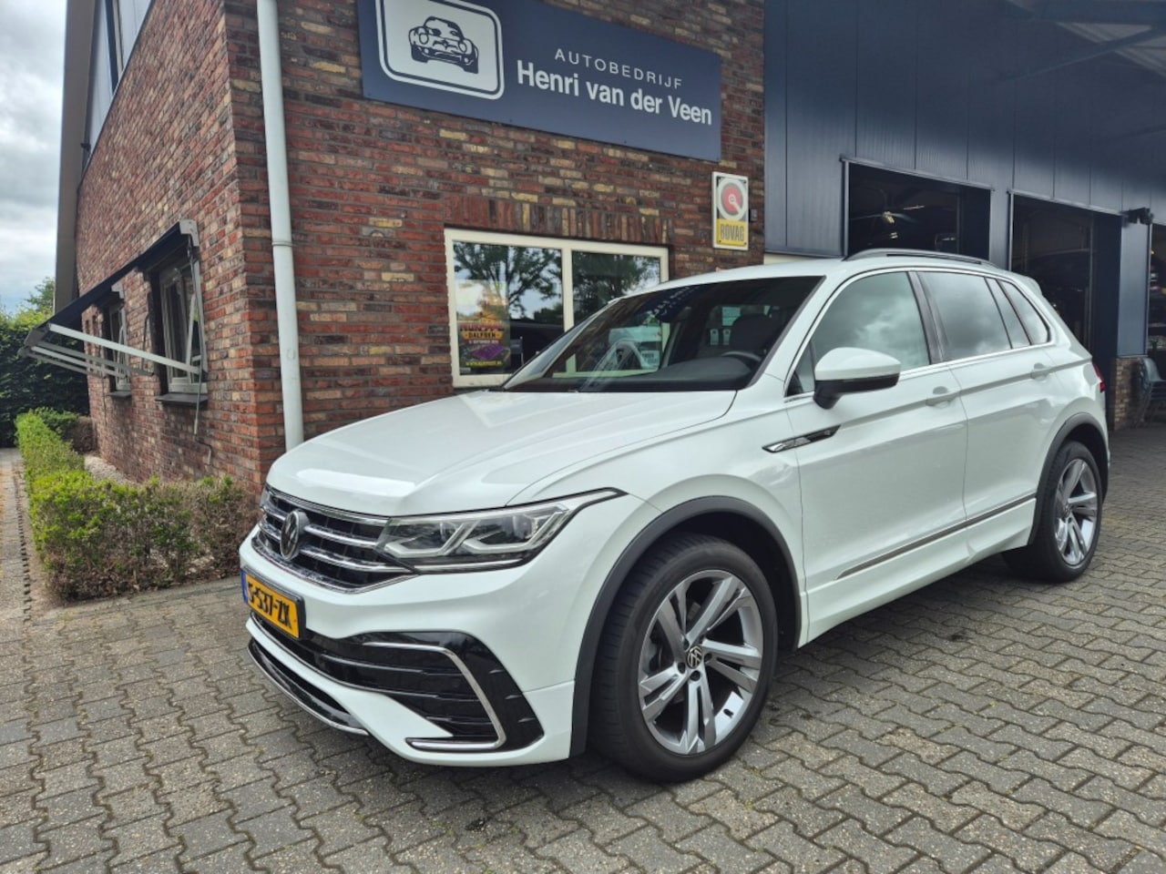 Volkswagen Tiguan - 1.5 TSI R-Line 1.5 TSI R-LINE, Trekhaak, Eletrische A-klep, Stuur/stoel verwarming, ALL IN prijs! - AutoWereld.nl