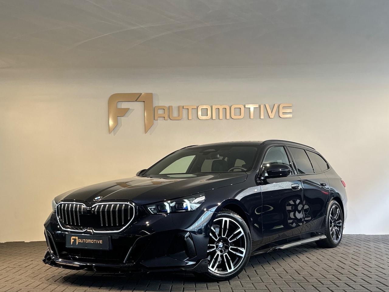 BMW 5-serie Touring - 520i M Sport Pano|HuD|H/K|Memory|Trekhaak - AutoWereld.nl