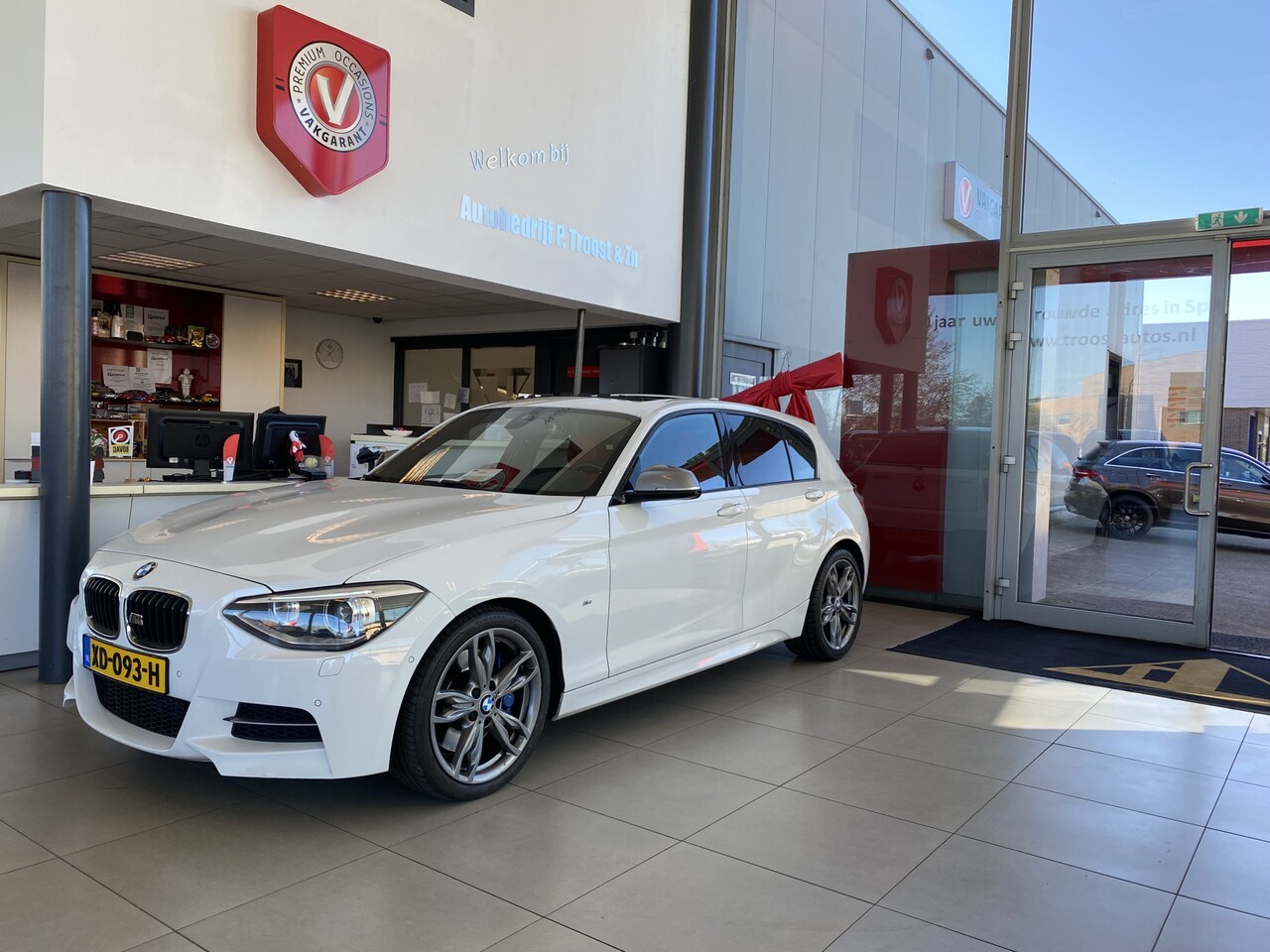 BMW 1-serie - M135i xDrive High Executive M135i xDrive High Executive,Performance,6 Cilinder,Schuifkanteldak,Leder&Stoelverwarming,H - AutoWereld.nl