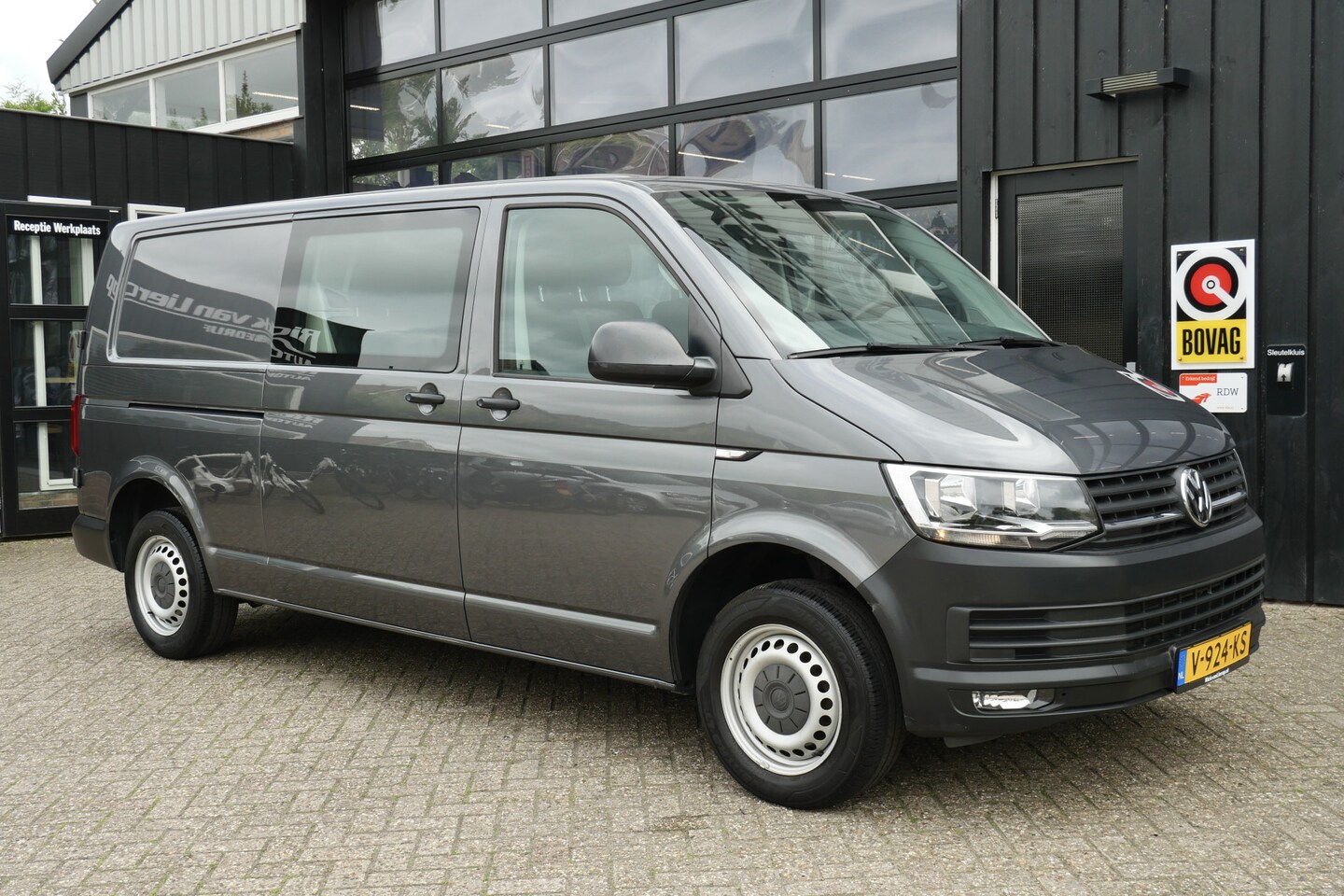 Volkswagen Transporter - 2.0 TDI L2H1 DC | NL-Auto | Cruise | Airco | Trekhaak | 6-Persoons - AutoWereld.nl