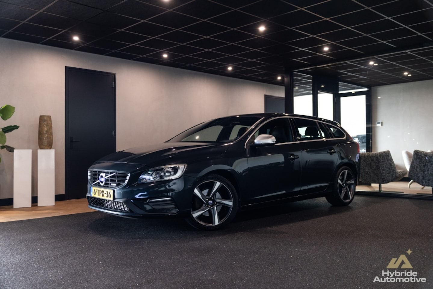 Volvo V60 - 1.6 T3 R-Design | Alcantara | PDC | Trekhaak | - AutoWereld.nl