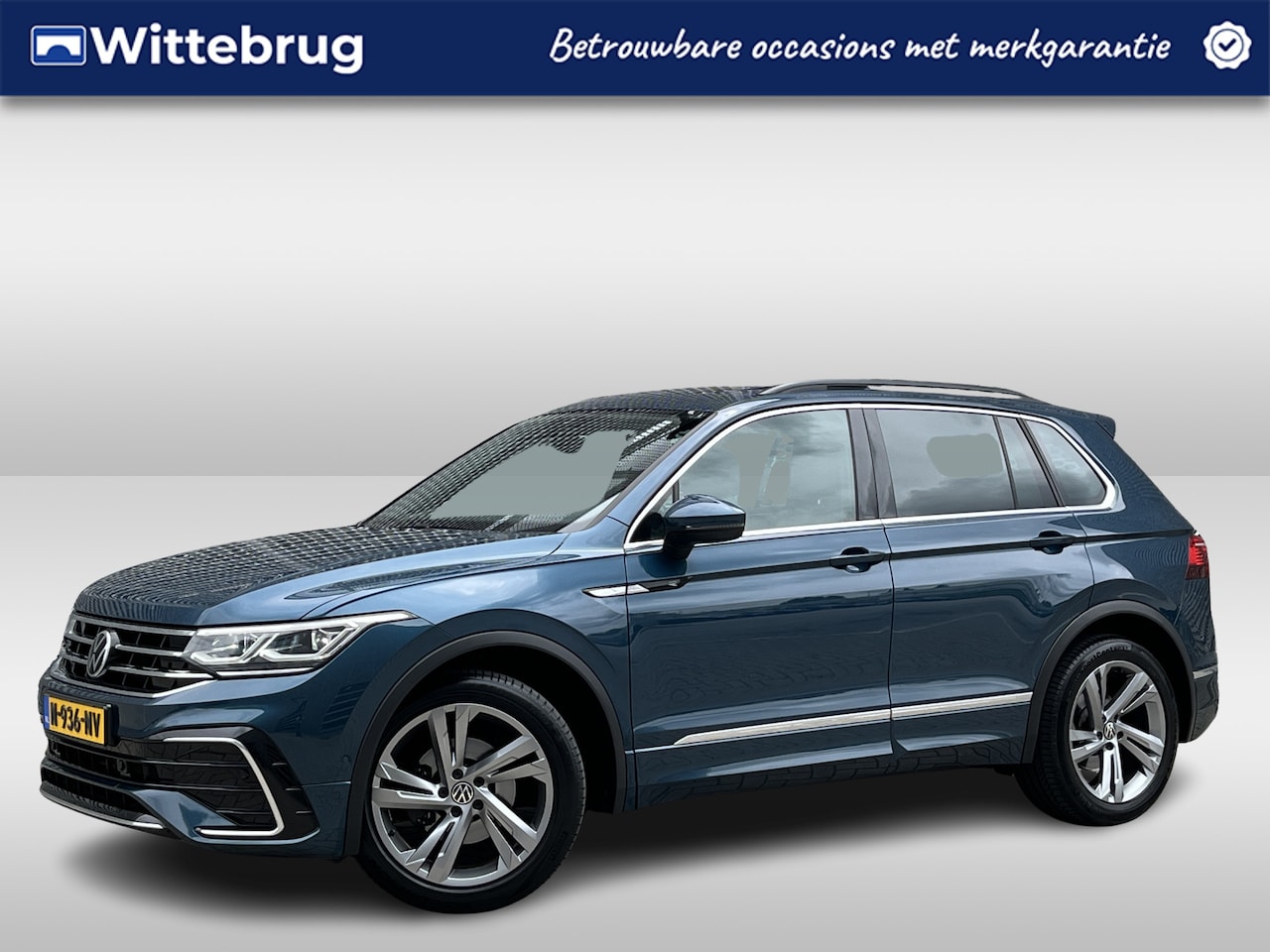 Volkswagen Tiguan - 1.5 TSI R-Line Business+ / Pano / Navi / App connect / Harman-kardon / Elektrische klep / - AutoWereld.nl