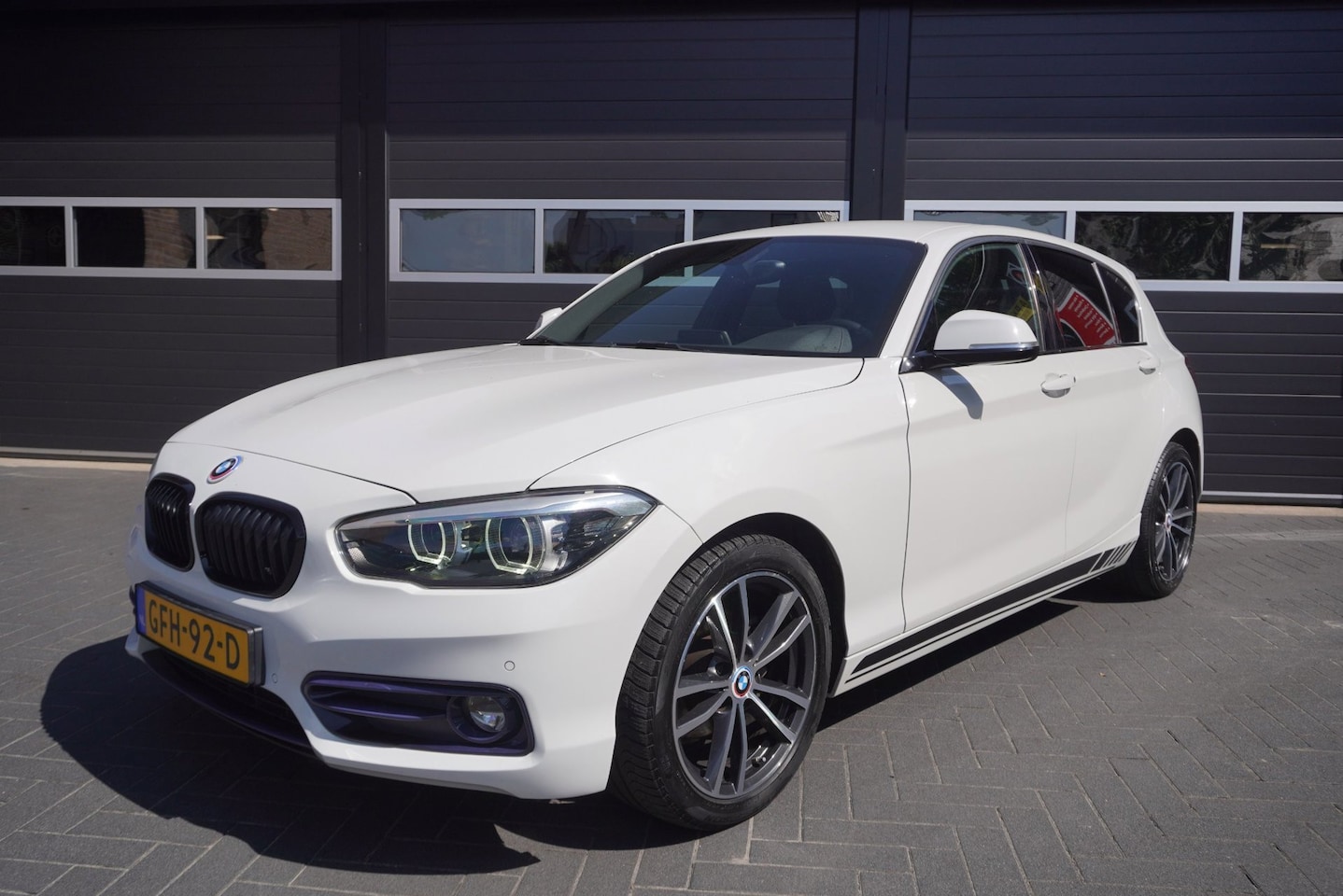 BMW 1-serie - 116i Navi/Cruise/Climate Control/Camera/Parkeersensoren - AutoWereld.nl
