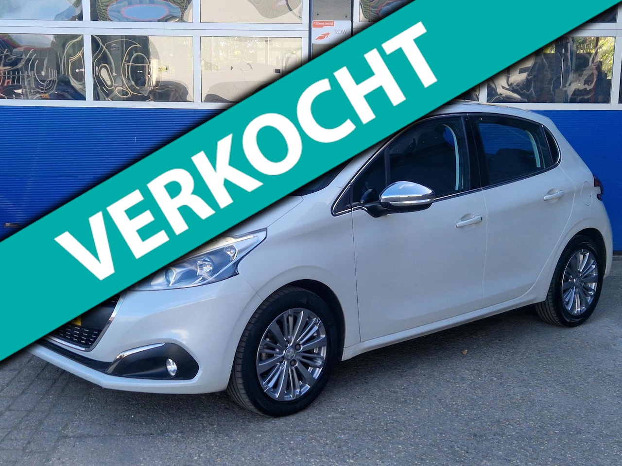 Peugeot 208 - 1.2 PureTech Allure / Panoramadak / Trekhaak / ECC / Carplay / Navigatie / Historie bekend - AutoWereld.nl