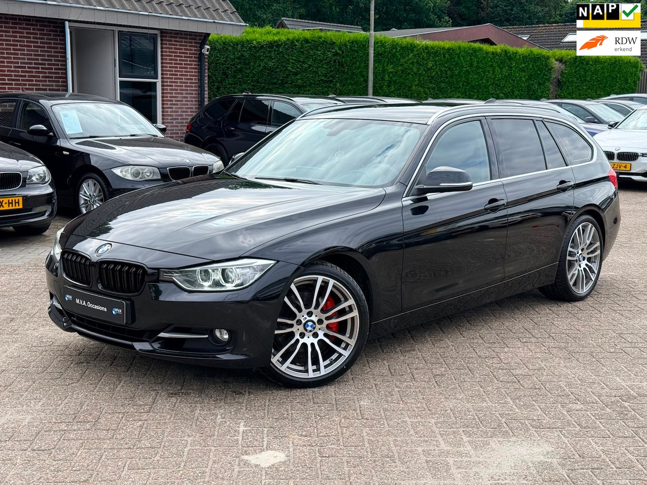BMW 3-serie Touring - 335i High Executive Upgrade Sport|Carplay|Leder|Trekhaak|19 inch M|Cruise control|Climate - AutoWereld.nl