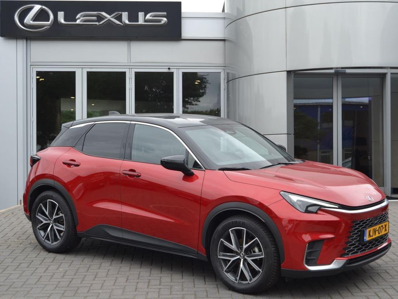 Lexus LBX - Cool 2WD STOELVERWARMING STUURVERW BLIND-SPOT ELEK-STOEL+GEHEUGEN PARK-SENS - AutoWereld.nl