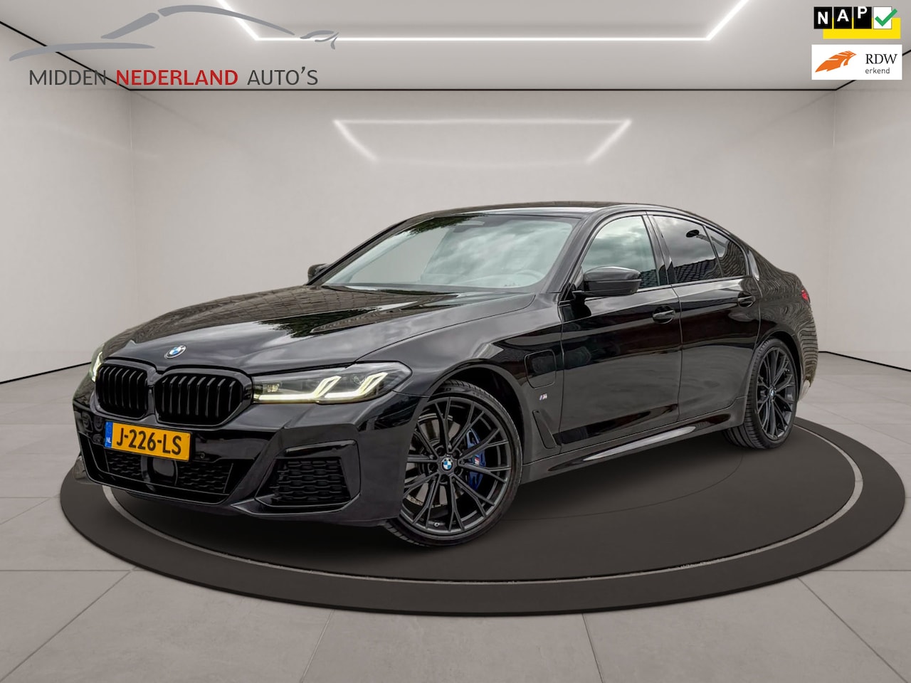 BMW 5-serie - 530e xDrive High Executive * HUD * TREKHAAK * M-PAKKET * NL AUTO * - AutoWereld.nl