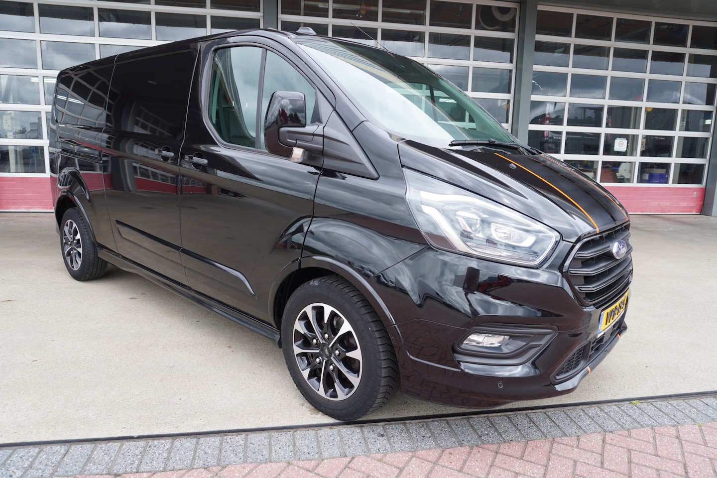 Ford Transit Custom - 320L 2.0 TDCI 185PK L2H1 Sport nr. V125 | Airco | Cruise | Navi | Camera | Trekhaak - AutoWereld.nl