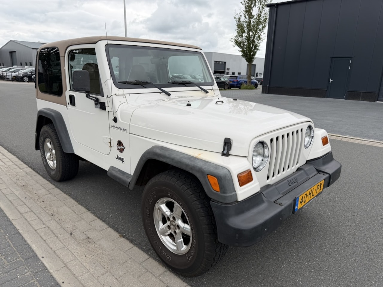 Jeep Wrangler - 2.5i Softtop Sahara Cabrio 1999 Benzine 4X4 - AutoWereld.nl