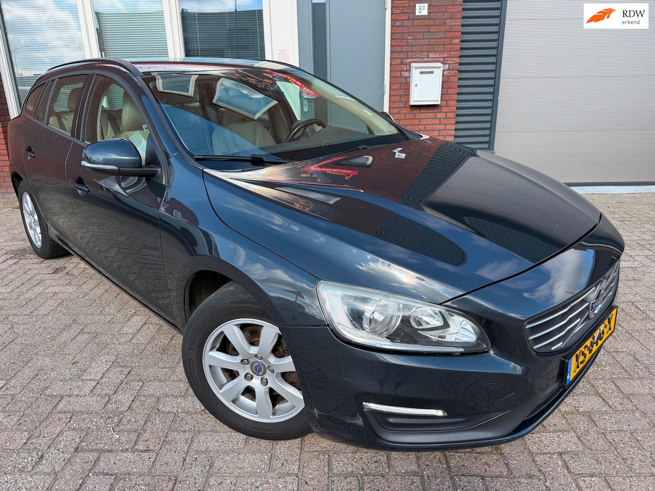 Volvo V60 - 1.6 D2 / Navi / Leder / PDC / Clima / Cruise - AutoWereld.nl