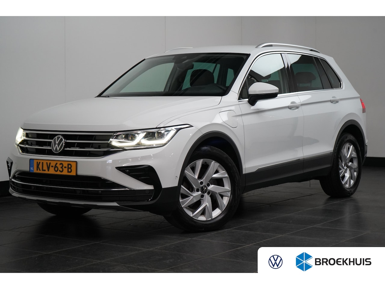 Volkswagen Tiguan - Elegance eHybrid | ACC | Achteruitrijcamera | Elektrische achterklep | Stoelverwarming | E - AutoWereld.nl