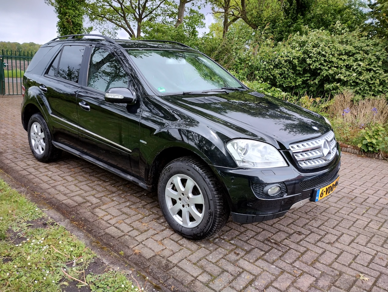 Mercedes-Benz M-klasse - 320 CDI storingsgevoelige luchtvering is reeds preventief vervangen door betrouwbare, gewone verin - AutoWereld.nl