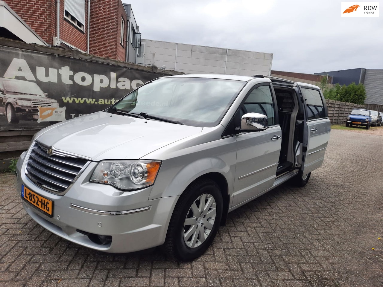 Chrysler Grand Voyager - 3.8 V6 rolstoelvervoer stoellift SUPER MOOI - AutoWereld.nl
