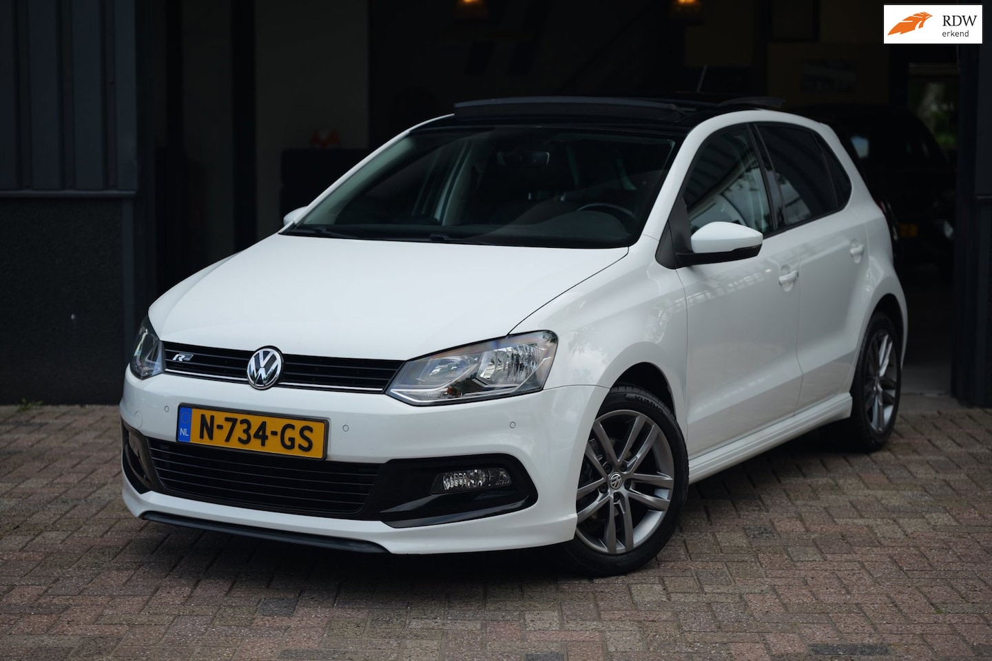 Volkswagen Polo - 1.2 TSI Highline R-Line Pano|Clima|CarPlay - AutoWereld.nl
