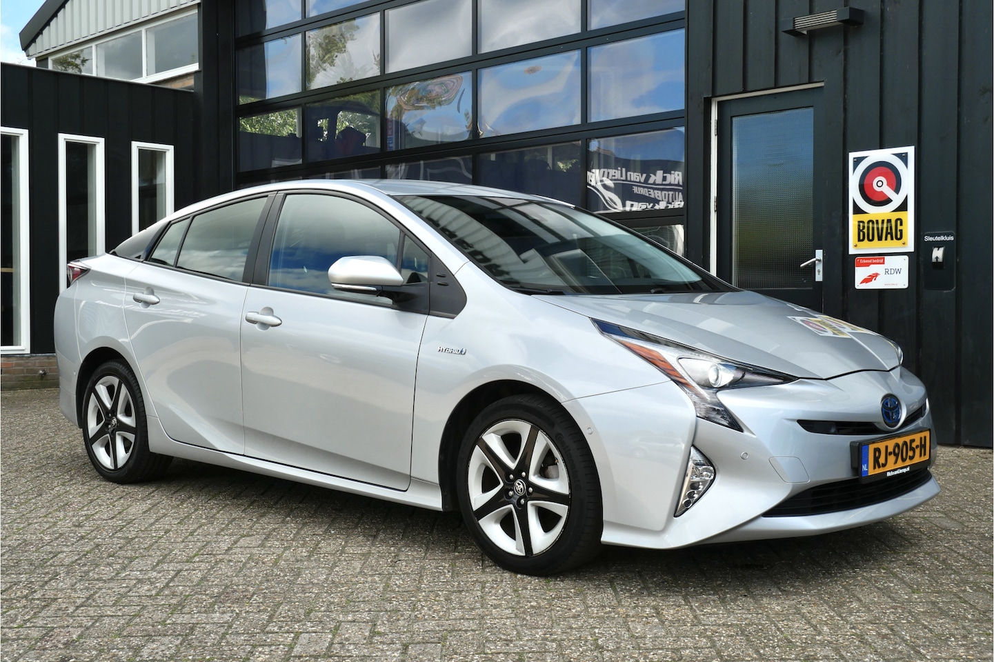Toyota Prius - 1.8 Executive Automaat | NL-Auto | Cruise | Camera | Navi | Leder | Trekhaak - AutoWereld.nl