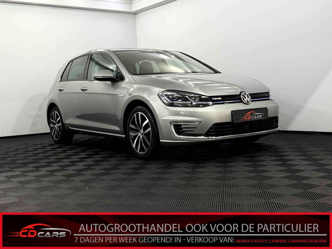 Volkswagen e-Golf - E-DITION Leder, Camera, Navi, Virtual desk, Stoelverwarming, Cruise control, Keyless start - AutoWereld.nl