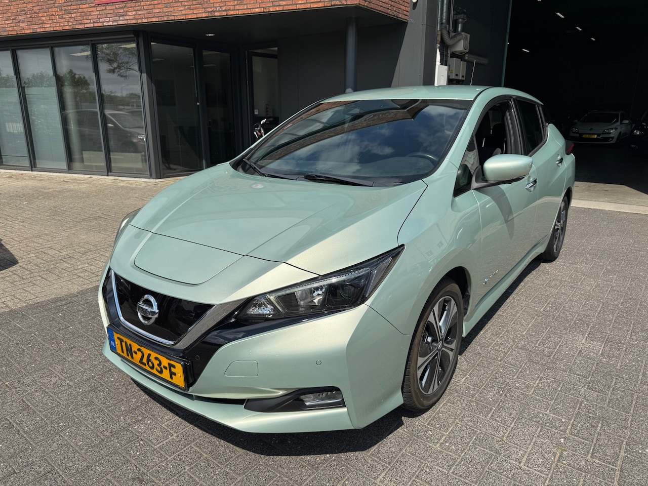 Nissan LEAF - N-Connecta 40 kWh 360 CAMERA STOELVERW ACC DEALER OH ORIG NL NAP - AutoWereld.nl