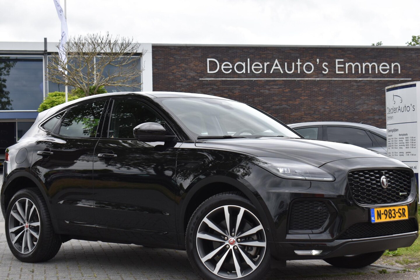 Jaguar E-Pace - 1.5 P300e AWD R-DHSE PANODAK 20"LMV NAVIGATIE LEDER - AutoWereld.nl