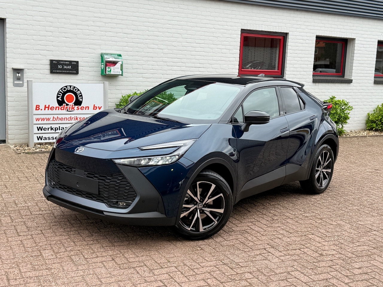 Toyota C-HR - 2.0 High Power PHEV 223pk CVT Dynamic/ Blauw met zwart dak/ Apple Carplay/ Keyless entry/ - AutoWereld.nl